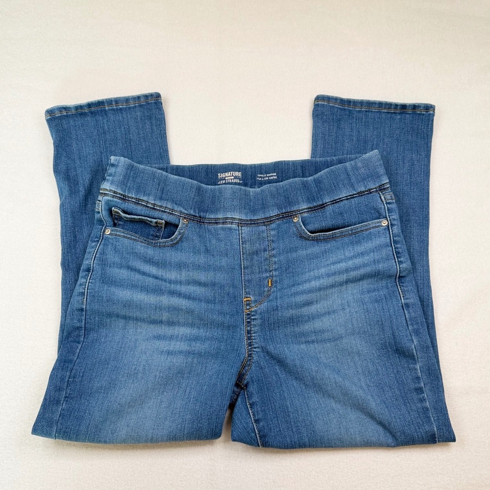 Signature Levi Strauss Gold Totally Shaping Pull On Capri Jeans Blue Size 6 W28